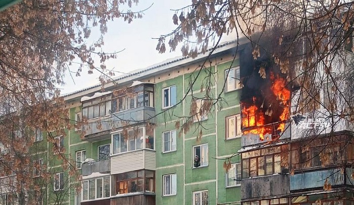 В Новосибирске после пожара в пятиэтажке нашли труп мужчины