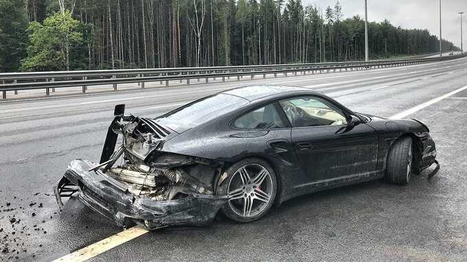 Новенький Porsche попал в аварию в 25 километрах от Адлера на Краснополянском шоссе