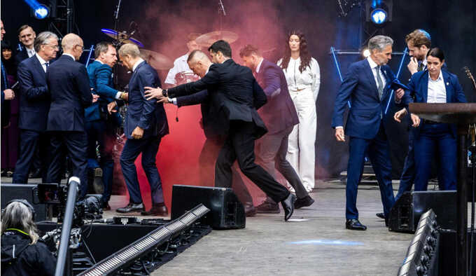 Во время визита Туска в Нидерланды в его сторону бросили фаер