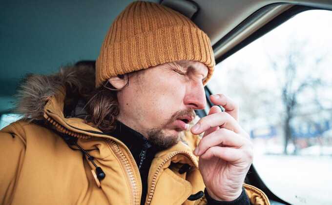 В Карелии мужчина сдержал чих и порвал себе глотку