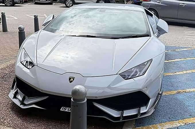В Барселоне у водителя Lamborghini на светофоре украли часы