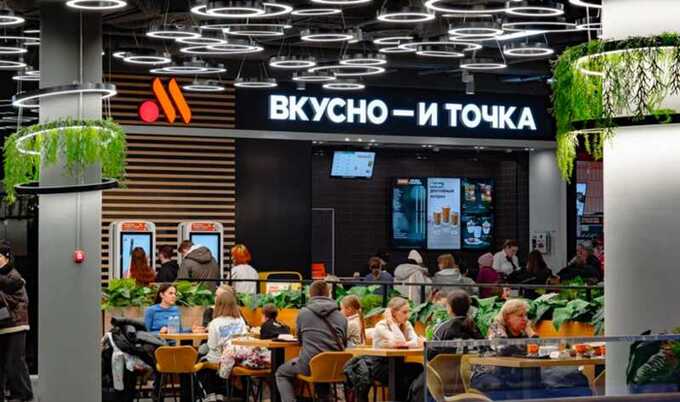 Сотрудник «Вкусно — и точка» объяснил плевок угрозами со стороны клиентов