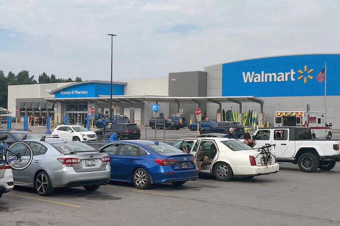 Мужчина с ножом ранил 11 человек в супермаркете Walmart в Мичигане