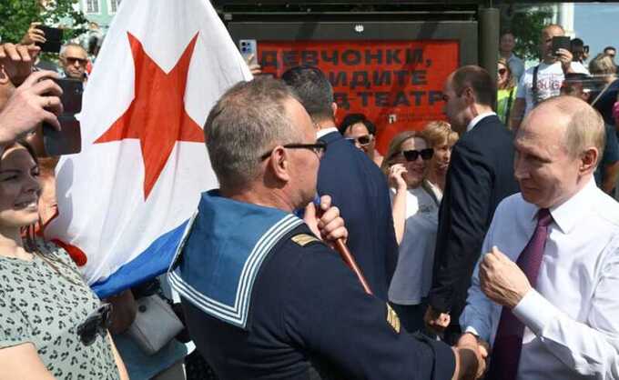 Впервые за год Путин появился на публике и получил медаль из рук Патрушева