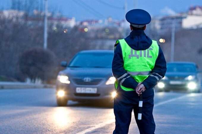 Нарушитель в Дагестане не остановился и прокатил инспектора на подножке