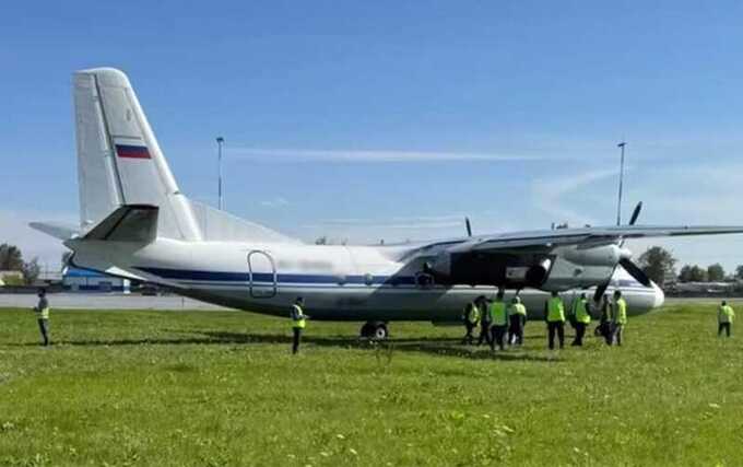 В Тюмени самолет Ан-24 выкатился за пределы взлетной полосы