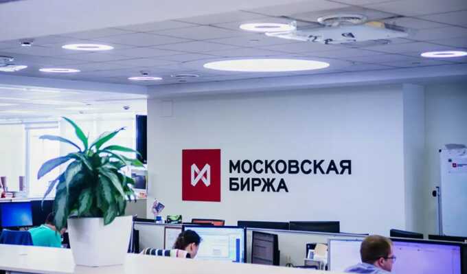 Российские акции снизились до 2-недельного минимума после отказа Путина встретиться с Зеленским